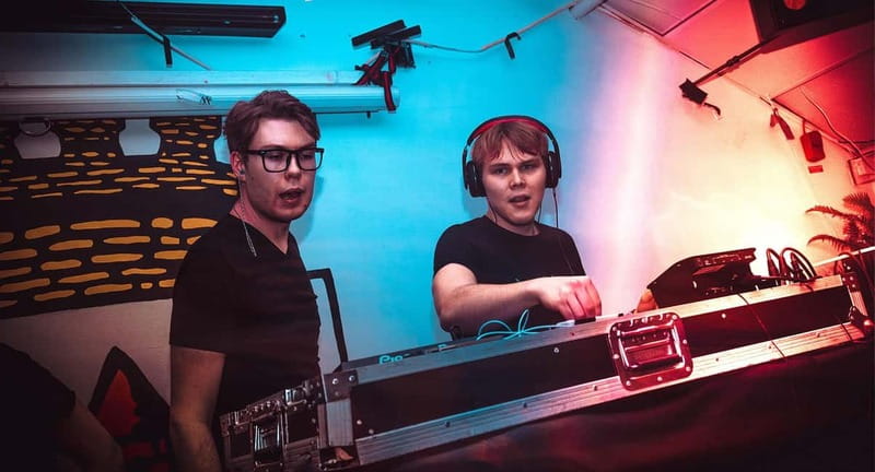 DJ for a Day: Learn to Mix Like a Pro in Berlin - Drinks and pacing: a 90-minute class that stays real