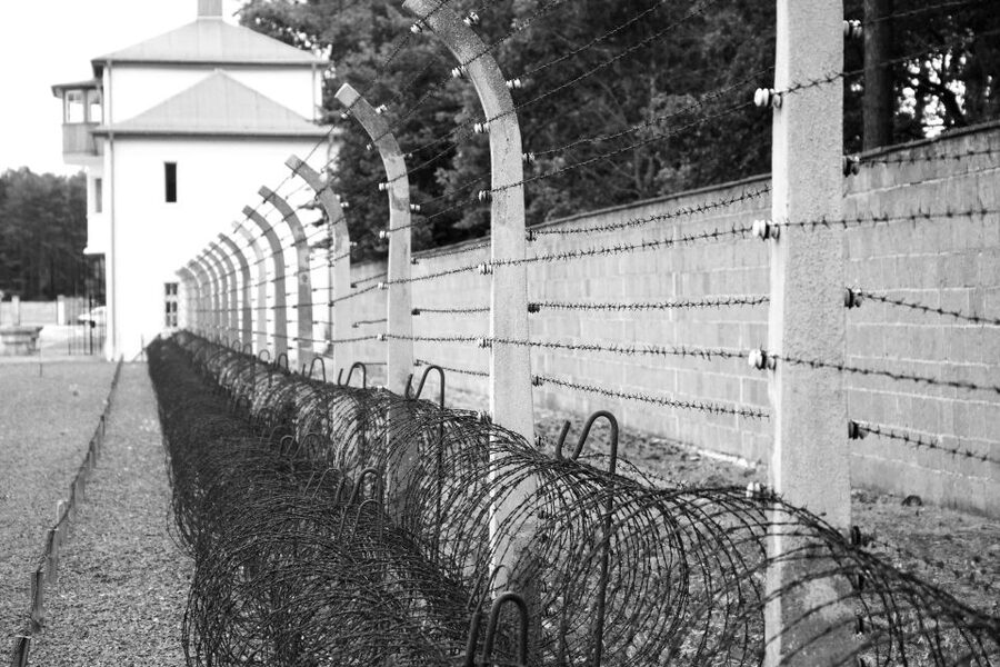 From Berlin: Licensed Sachsenhausen Tour with max. 15 people - First stop: the memorial walk that sets the stage