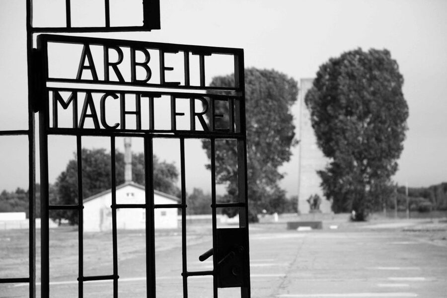 From Berlin: Licensed Sachsenhausen Tour with max. 15 people - Meeting points and the simple plan to get north of Berlin