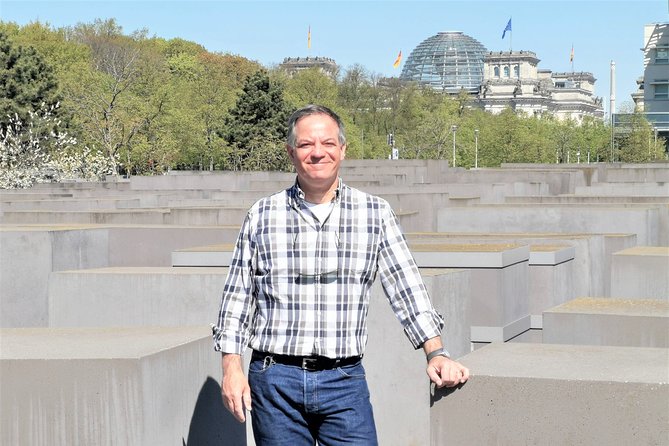 Group Walking Tour (1 - 20 people): 3 Hours the Wall, Third Reich, WW2, Cold War - Brandenburg Gate: where symbols collide