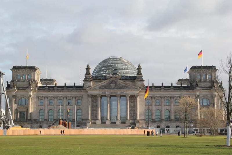 Guided Insider Tour Government and Parliament District - Why the Spreebogen Government District is best on foot