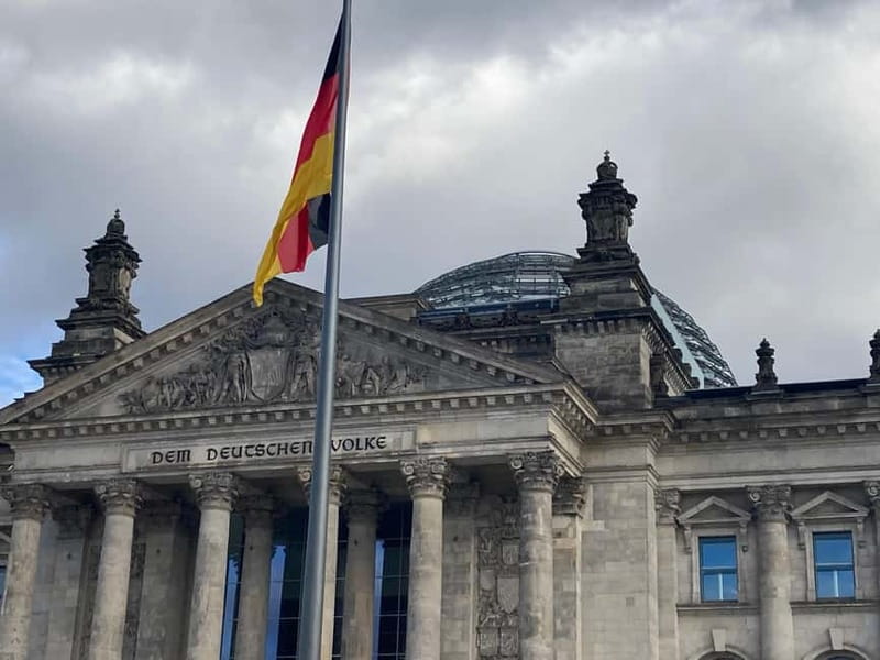 Guided Insider Tour Government and Parliament District - Stop 2: The German Chancellery, power explained through design