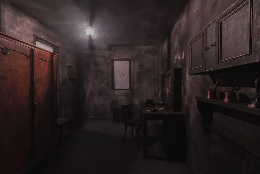Live escape room - Winter is Coming: saving the world, then dealing with a locked castle