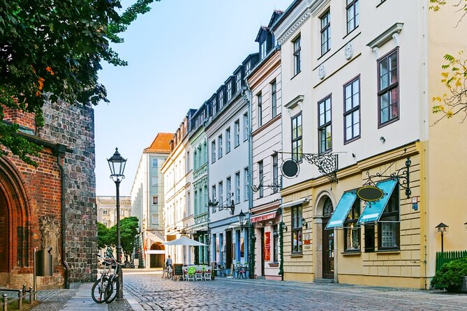 Love and War in Berlin: Self-Guided Story Puzzle Walk - Neptunbrunnen in 10 minutes: a “pretty” pause before darker turns