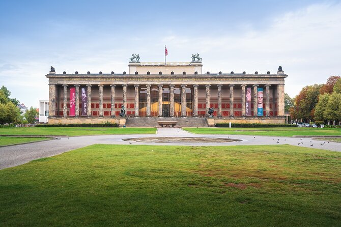 Love and War in Berlin: Self-Guided Story Puzzle Walk - Lustgarten and Neue Wache: where public space meets memory