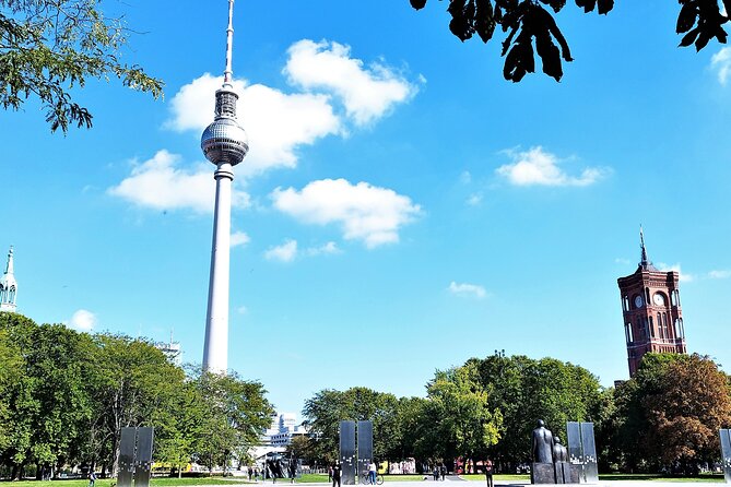 Minivan Driver and Guide (DIN15565) Tailor Made Berlin Highlights - Brandenburg Gate to Reichstag and the government district