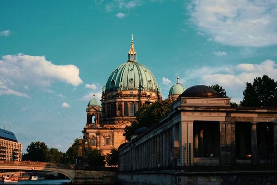 Private custom tour with a local guide Berlin - Food and drink: how to turn advice into a real local meal