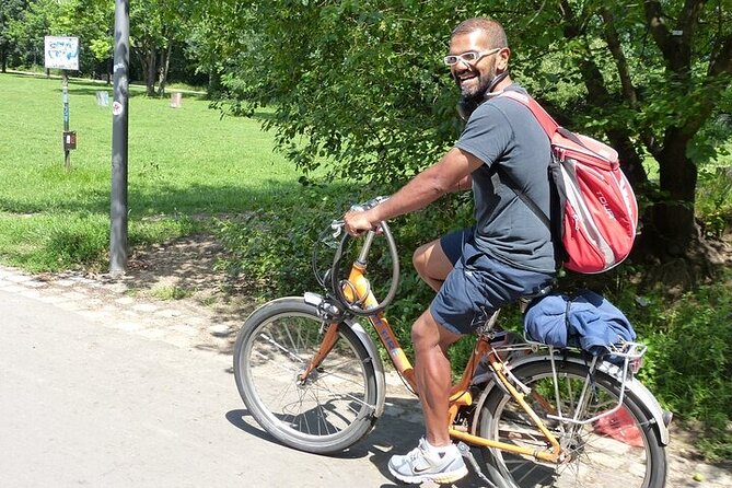 Private Guide Up to Group 6 - ONE Rickshaw, (E)Bikes, E-Scooters - City Hall and Stadtschloss Berlin, from government to palace power