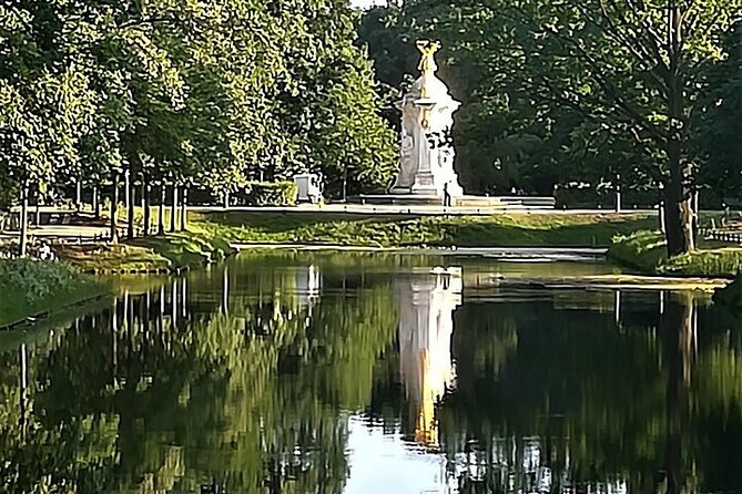 Private Guide Up to Group 6 - ONE Rickshaw, (E)Bikes, E-Scooters - Museum Island and Unter den Linden, culture and state walking together