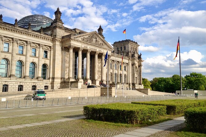 Private Taxi Tour of Berlin East and West and Neighbourhood approx. 4-6h - Synagogue exterior, German Historical Museum, Hackesche Höfe, and the Humboldt Forum payoff