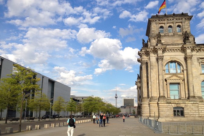 Private Taxi Tour of Berlin East and West and Neighbourhood approx. 4-6h - Ku-damm and KaDeWe: West Berlin glamour, with realistic street-level context