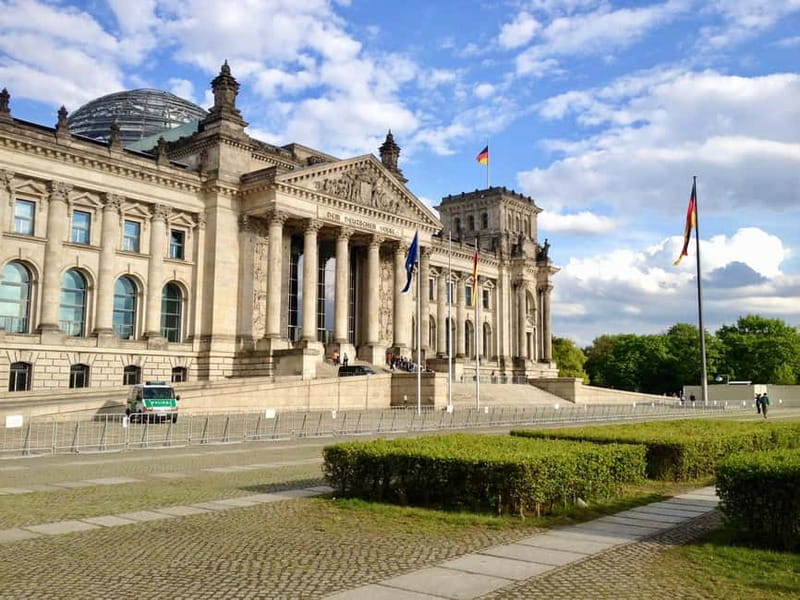 Private Taxi Tour through Berlin East and West and Kiez 4-6h - Moving from Potsdamer Platz to Brandenburg Gate without getting lost
