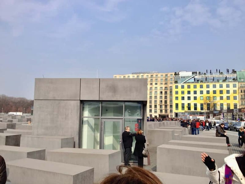 Private Taxi Tour through Berlin East and West and Kiez 4-6h - East Berlin into the modern city: East Side Gallery and Oberbaumbrücke