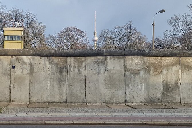 Walking on the Wall: 3-Hour Tour in Berlin - Walking the Wall route, from Liesenbrücken to Mauerpark