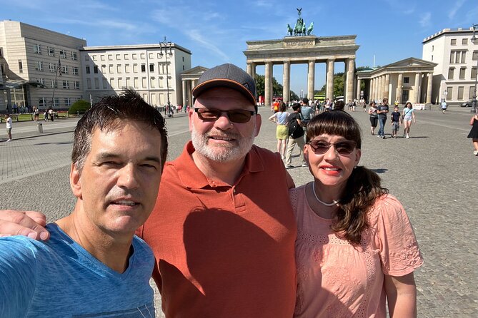 Welcome/Farewell SightseeingTaxi Tour +Transfer from/to the airport - Reichstag and the Rebuilt Berlin Palace Story