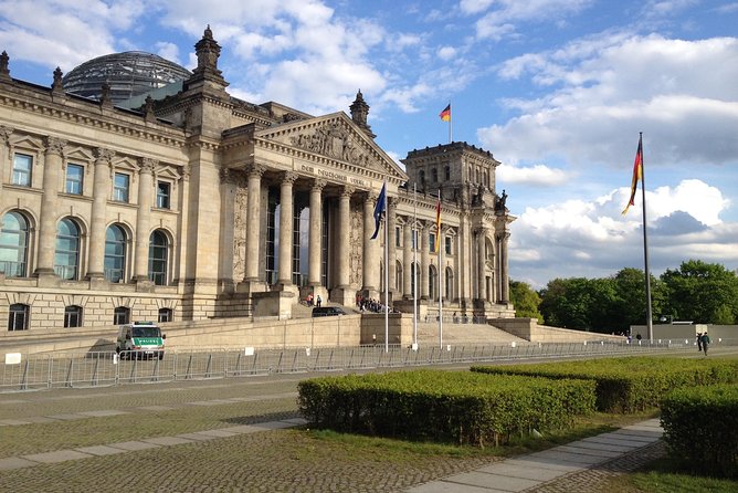Welcome/Farewell SightseeingTaxi Tour +Transfer from/to the airport - Alexanderplatz, the Red City Hall, and Nikolai Quarter by the Spree